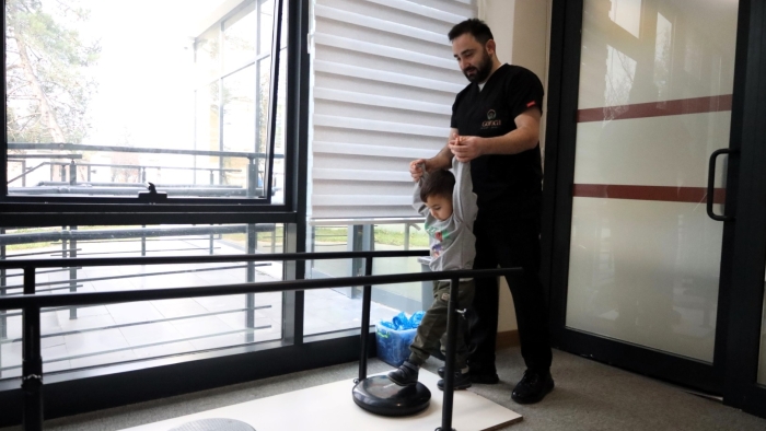 Büyükşehir’in bu merkezinde başarı hikâyeleri yazılıyor; Gonca’da atılan ilk adım, minik Demir’e umut oldu